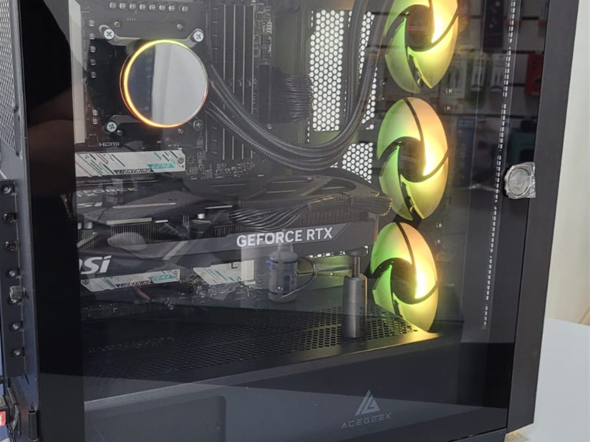 Computador gamer com placa de vídeo GeForce RTX à venda na Connect