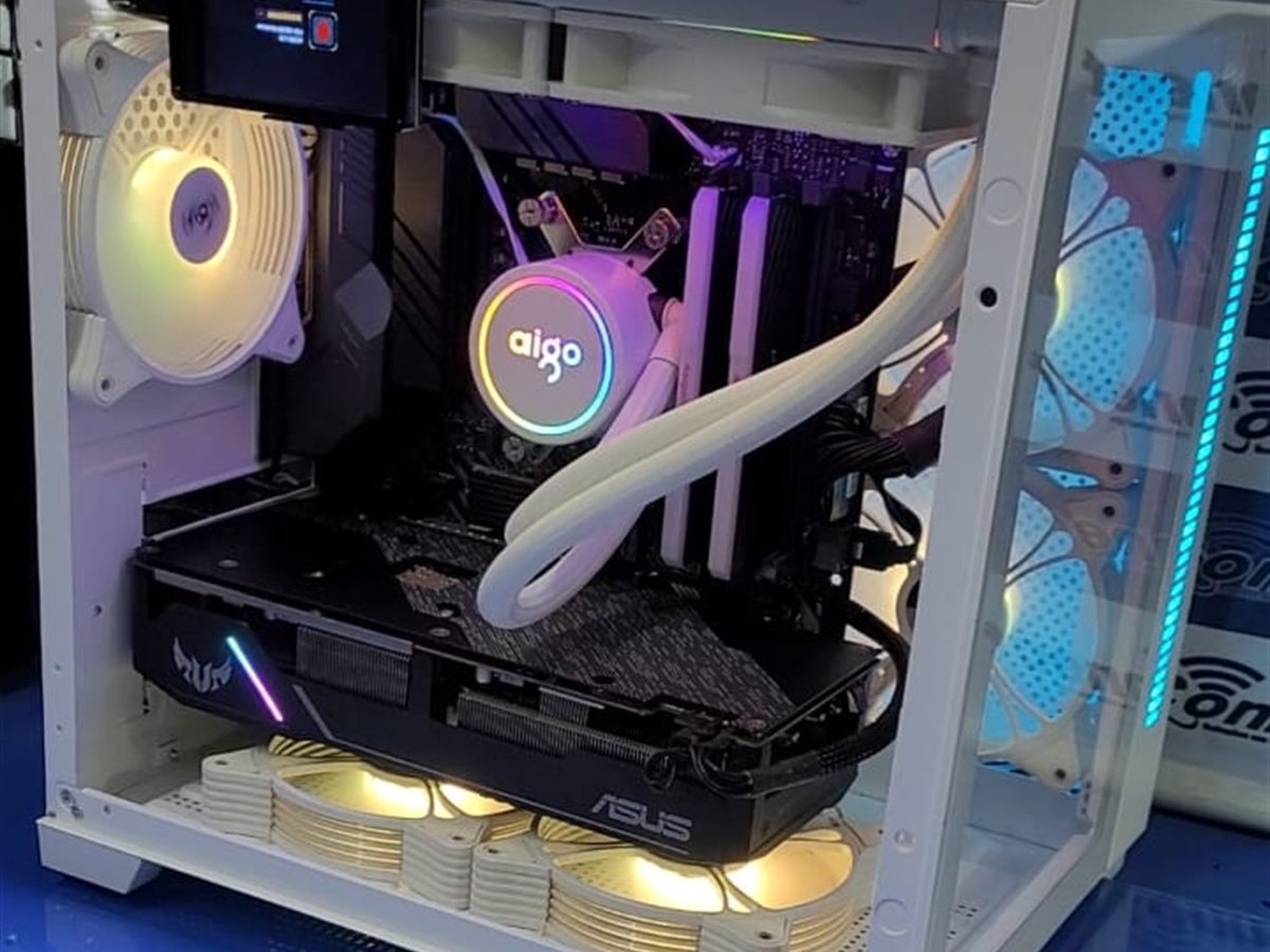 Computador de alta performance montado pela Connect, gabinete branco