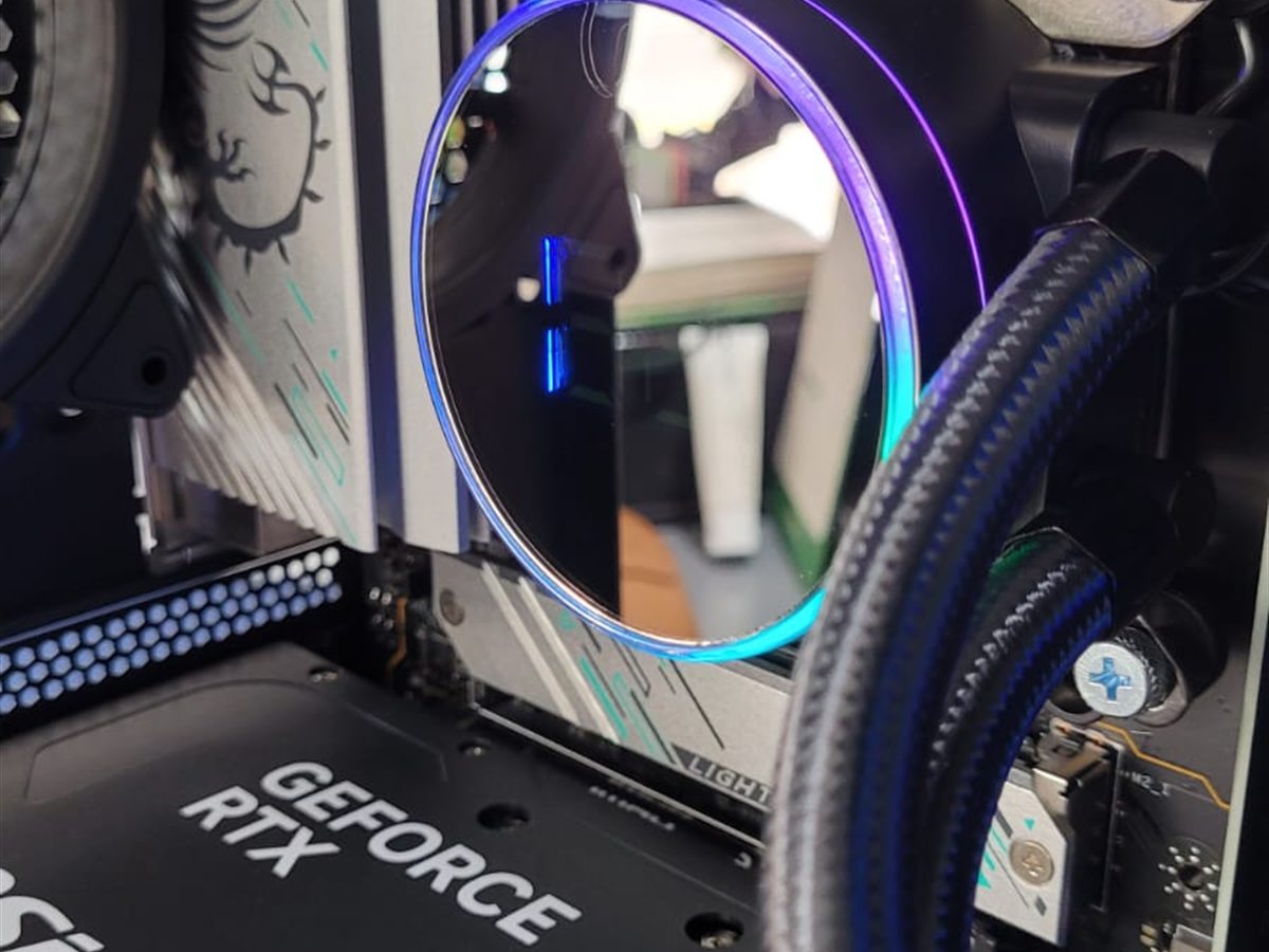 Detalhe de montagem de PC com water cooler e placa de vídeo na Connect